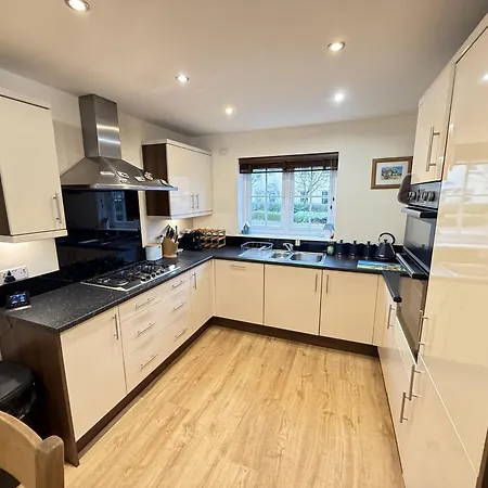 Ace Grace Place - Part Of The The Bay Village With Pool, Gym And Direct Access, Pub, Restaurant, Tennis And Meadows Walks *