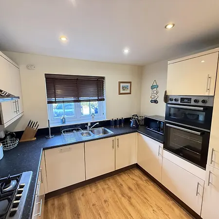 Ace Grace Place - Part Of The The Bay Village With Pool, Gym And Direct Access, Pub, Restaurant, Tennis And Meadows Walks *